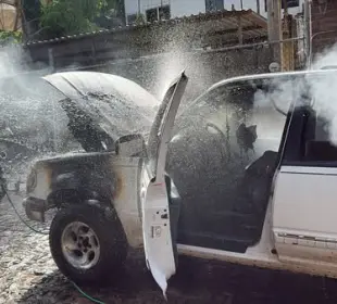 Se incendia camioneta en Bucerías