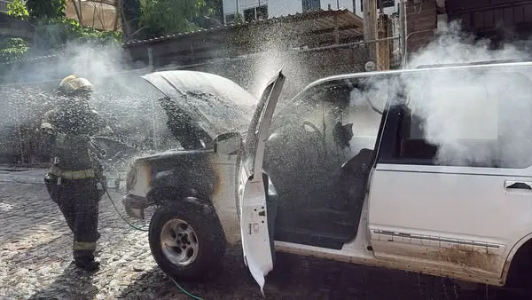 Se incendia camioneta en Bucerías