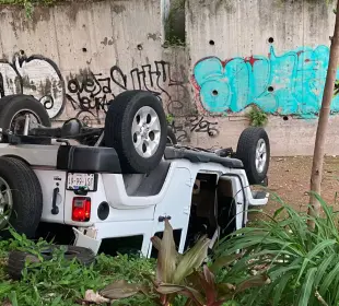 Jeep arrastra a un extranjero y cae a un canal en Puerto Vallarta