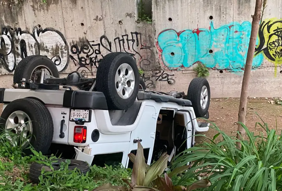 Jeep arrastra a un extranjero y cae a un canal en Puerto Vallarta