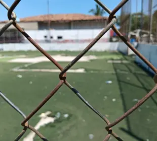 Exponen abandono de la cancha de fútbol rápido en Ixtapa