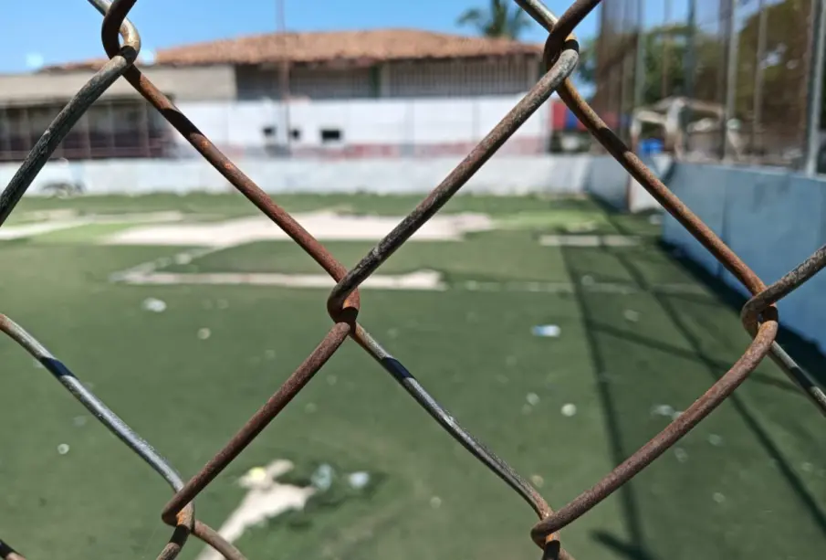 Exponen abandono de la cancha de fútbol rápido en Ixtapa