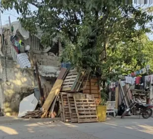 Vecinos denuncian banquetas bloqueadas en Palmar del Progreso