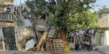 Vecinos denuncian banquetas bloqueadas en Palmar del Progreso