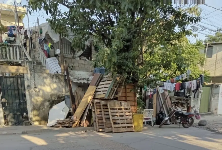 Vecinos denuncian banquetas bloqueadas en Palmar del Progreso