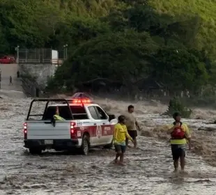 Corriente se lleva camioneta con dos hombres (Video)