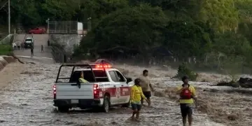 Corriente se lleva camioneta con dos hombres (Video)