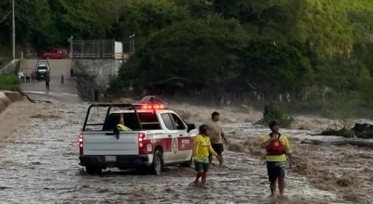 Corriente se lleva camioneta con dos hombres (Video)