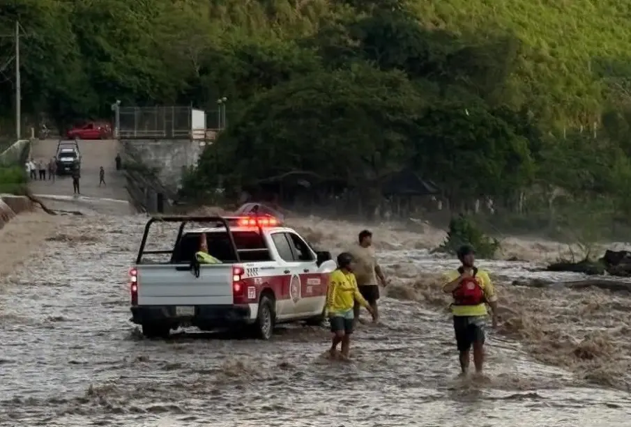 Corriente se lleva camioneta con dos hombres (Video)