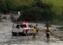 Corriente se lleva camioneta con dos hombres (Video)