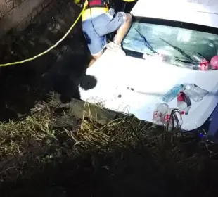 Auto arrastrado en Valle Dorado2