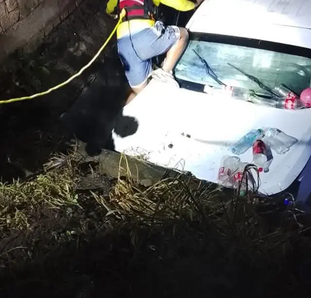 Auto arrastrado en Valle Dorado2