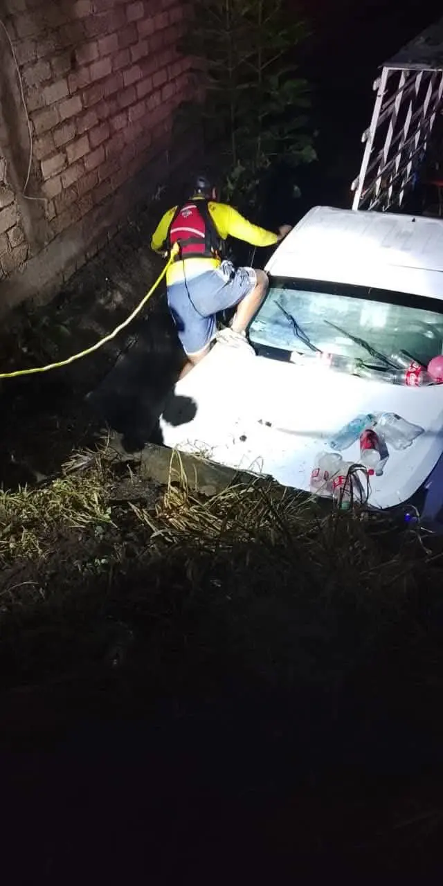 Auto arrastrado en Valle Dorado2
