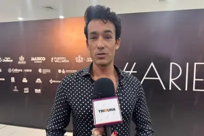Aarón Díaz celebra proyección de Puerto Vallarta en Premios Ariel