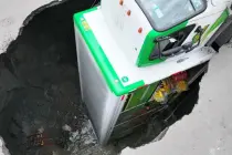 CDMX: Socavón engulle camión repartidor