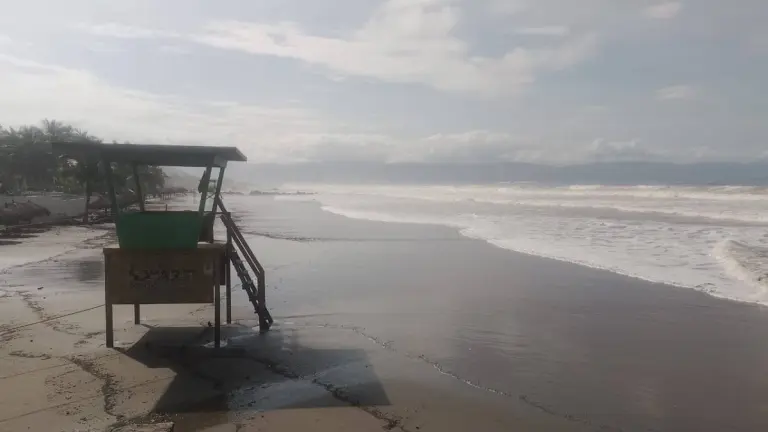 Priscilla afecta a playas de Bahía