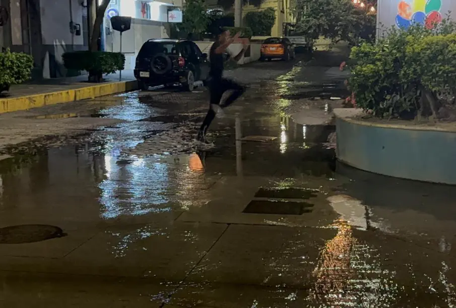 Denuncian fuga de agua en Zona Romántica de Puerto Vallarta