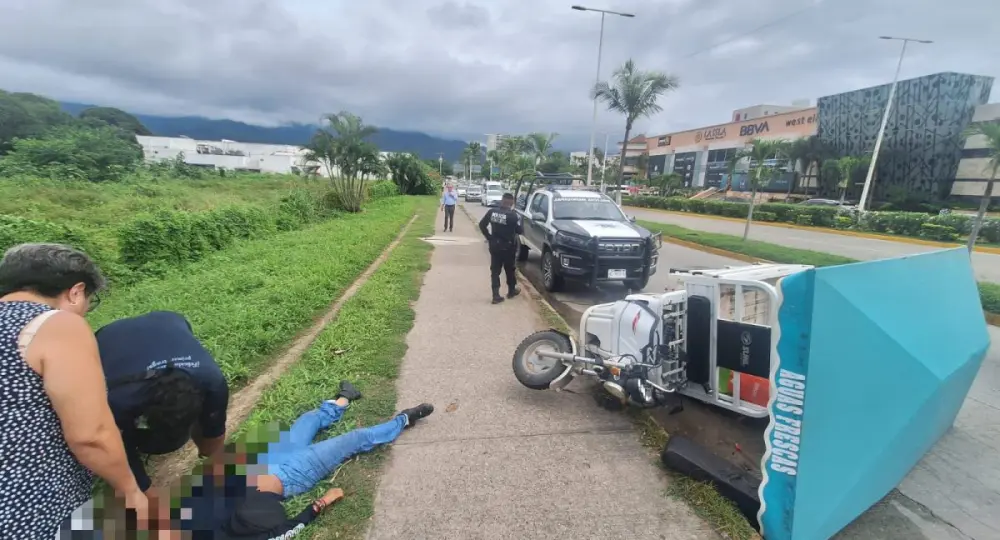 Volcadura de motonegocio deja un lesionado en Puerto Vallarta