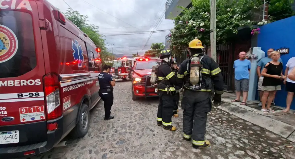 Bomberos sofocan incendio en vivienda de Exhaciendas del Pitillal
