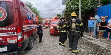 Bomberos sofocan incendio en vivienda de Exhaciendas del Pitillal