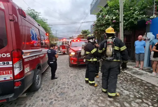Bomberos sofocan incendio en vivienda de Exhaciendas del Pitillal