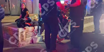 Dos jóvenes colombianos derrapan en motocicleta sobre la carretera 200 en Puerto Vallarta