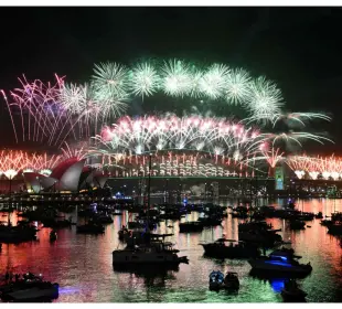 Sídney recibe el Año Nuevo con fuegos artificiales tras homenaje por ataque en Bondi