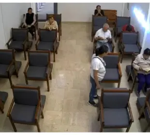 Mujer asalta y amenaza a adultos mayores dentro de una capilla en León, Guanajuato