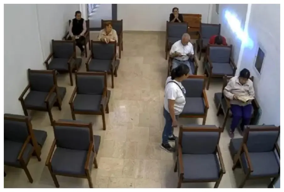 Mujer asalta y amenaza a adultos mayores dentro de una capilla en León, Guanajuato