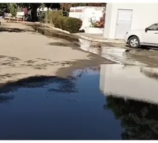 Denuncian fuga de agua en Bucerías sin atender desde hace meses