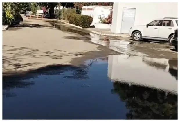 Denuncian fuga de agua en Bucerías sin atender desde hace meses