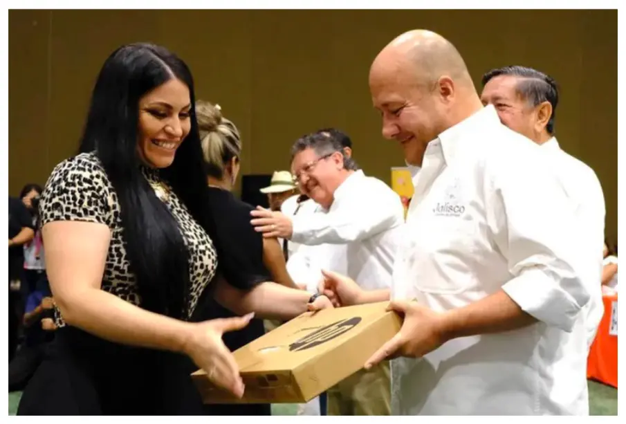 Detectan presunto sobreprecio en compra de laptops para maestros en Jalisco durante gobierno de Alfaro