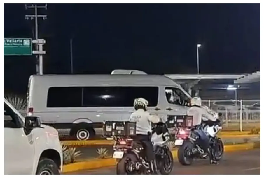 Policía Vial custodió a turistas varados en el Aeropuerto de Puerto Vallarta