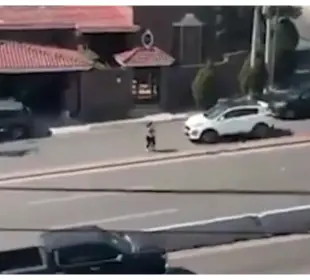 Joven cruza corriendo avenida Paseo de los Leones y es atropellada en Monterrey