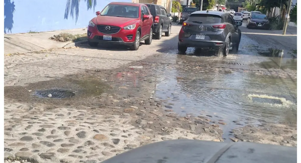 Drenaje colapsa en Versalles; Seapal controla taponamiento en Puerto Vallarta