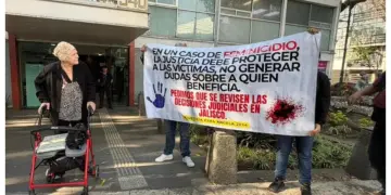 Madre de la canadiense Ángela Birkenbach, víctima de feminicidio en Nayarit, protesta en la CDMX