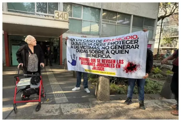 Madre de la canadiense Ángela Birkenbach, víctima de feminicidio en Nayarit, protesta en la CDMX