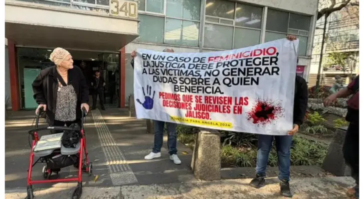Madre de la canadiense Ángela Birkenbach, víctima de feminicidio en Nayarit, protesta en la CDMX