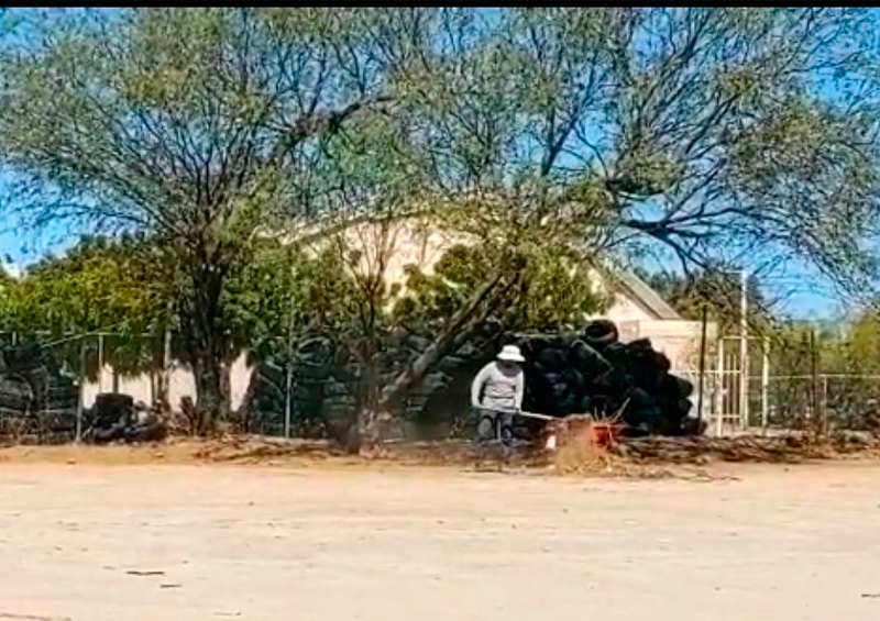 Trabajadores queman basura en el estacionamiento de Bienestar