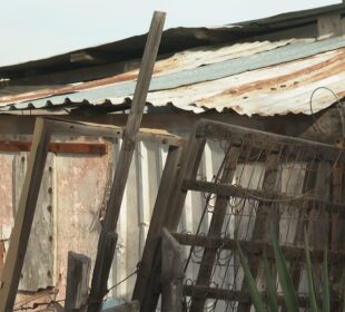 Ciudadanos en la periferia de La Paz sobreviven en abandono, sin servicios de luz, ni agua y salubridad.