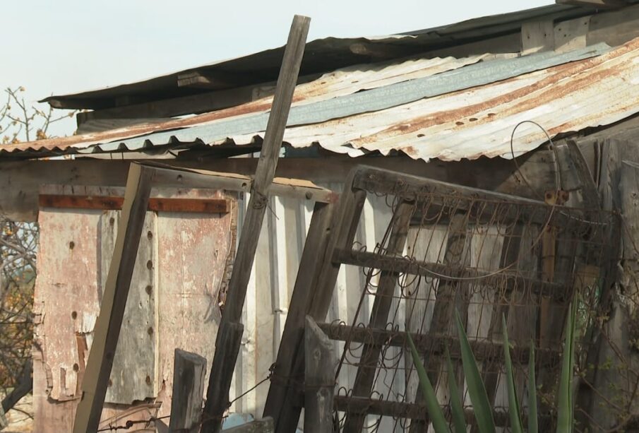 Ciudadanos en la periferia de La Paz sobreviven en abandono, sin servicios de luz, ni agua y salubridad.