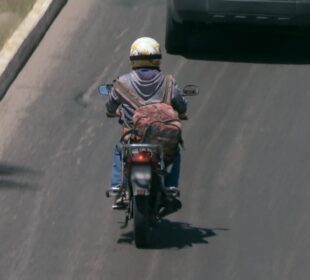 Un motociclista circulando