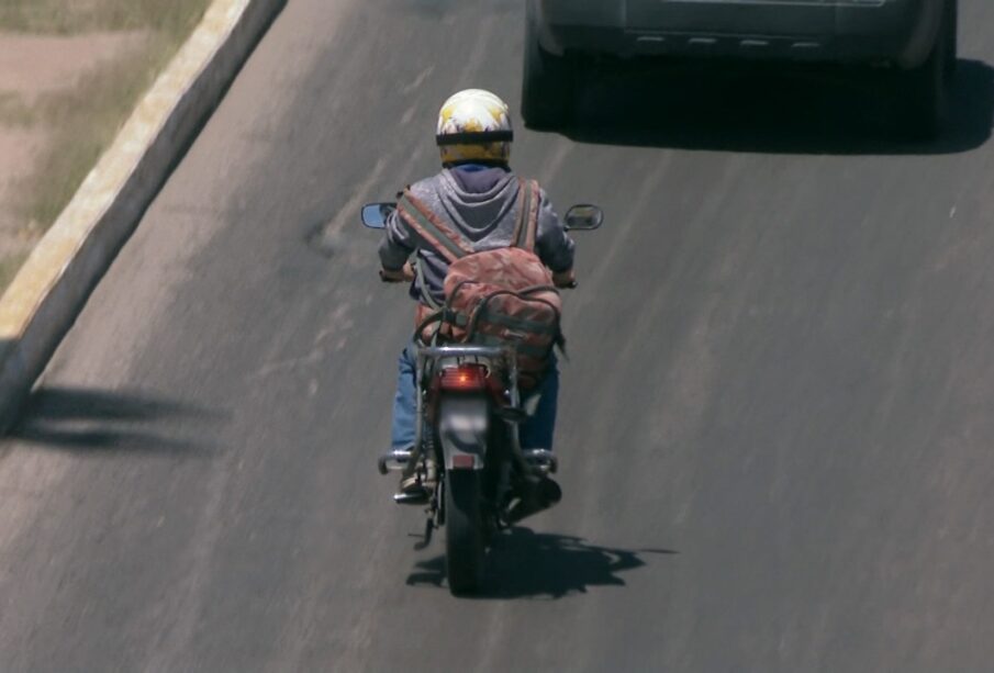 Un motociclista circulando