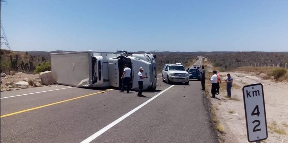 Camión volcado en carretara de La Paz