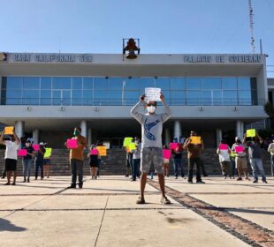 Manifestantes con pancartas en una explanada