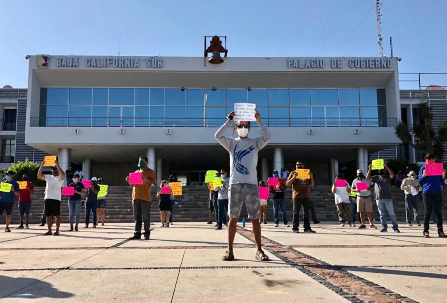 Manifestantes con pancartas en una explanada