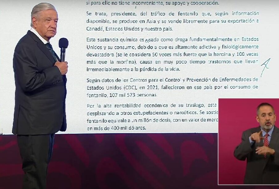 AMLO con carta al presidente de china de fondo