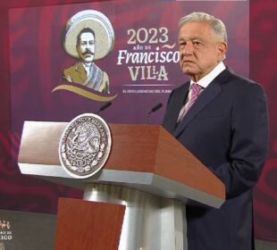 AMLO serio en el estrado