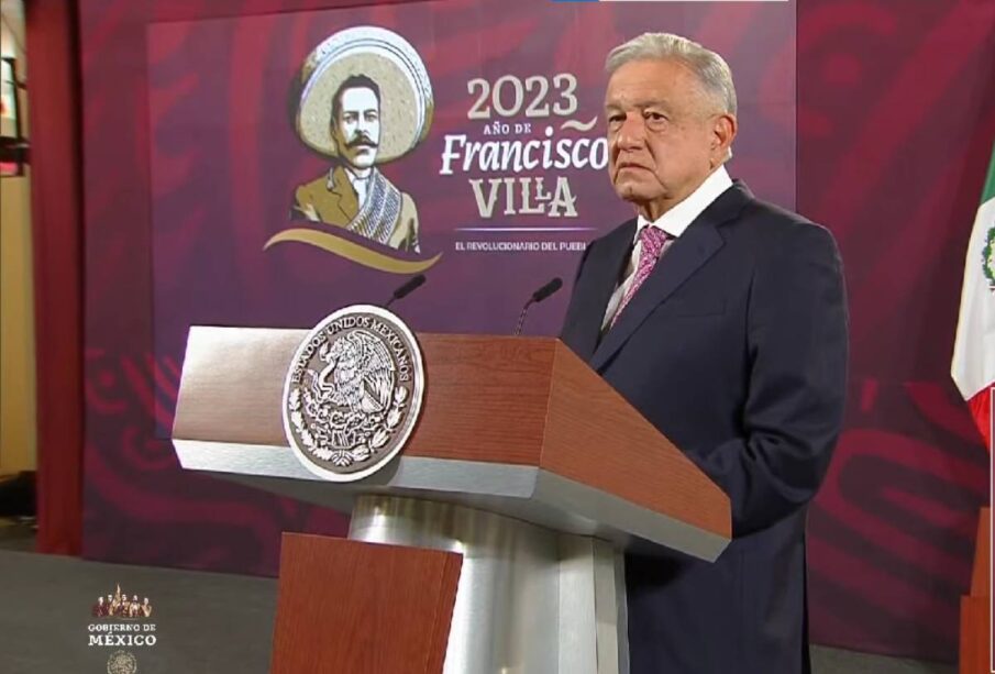 AMLO serio en el estrado