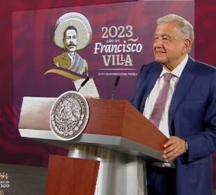 AMLO sonriendo en la mañanera